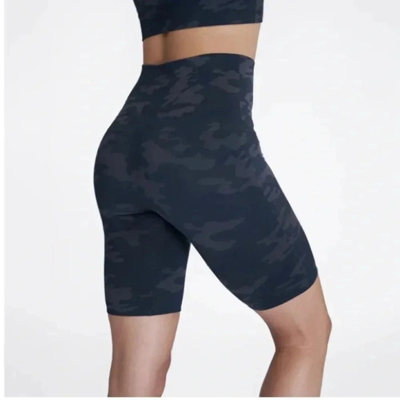 SPANX Pants - SPANX lamn bike shorts black camo Sz XL New with Tags